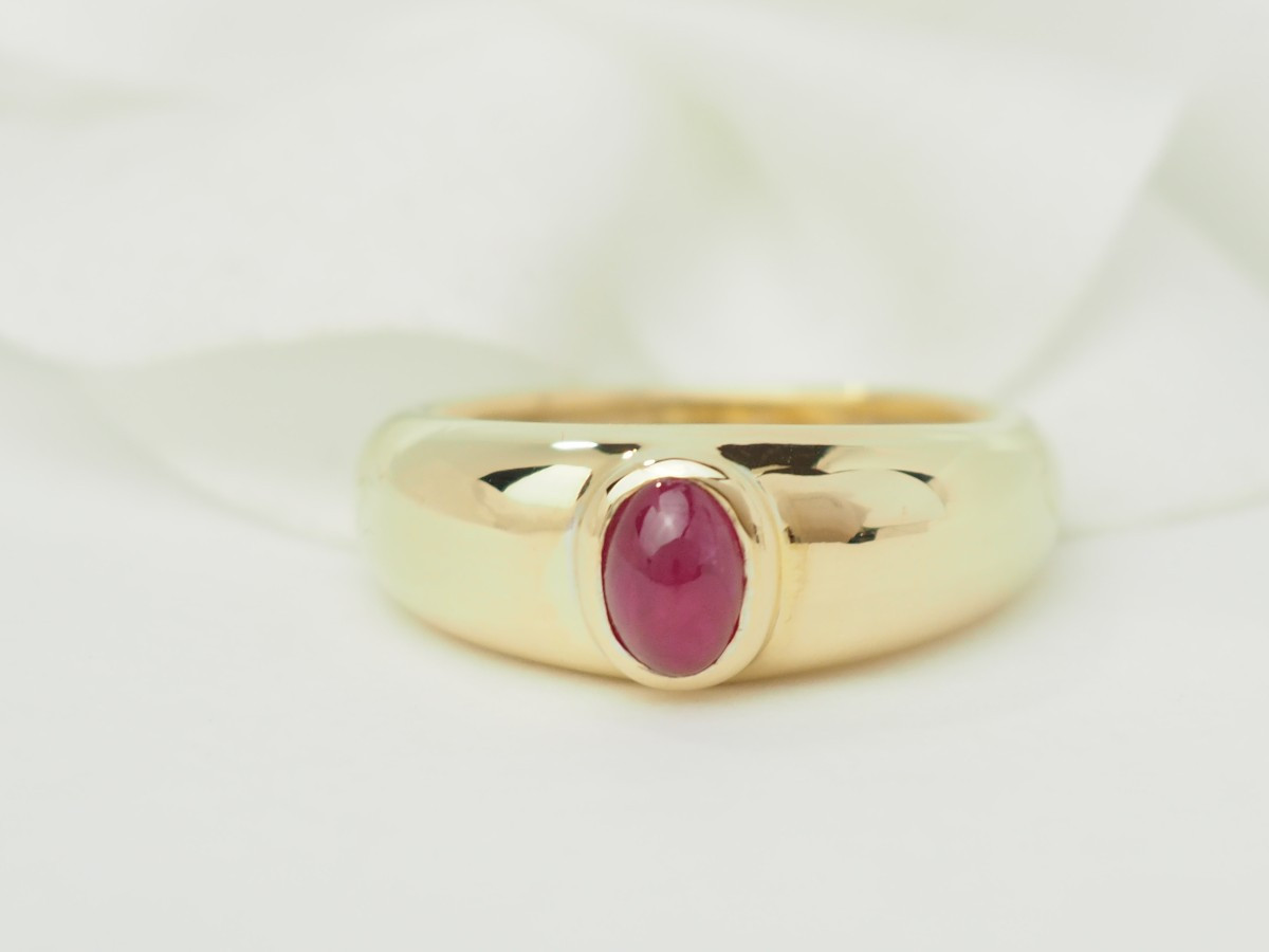 Bague jonc en or jaune et rubis en cabochon -photo-2