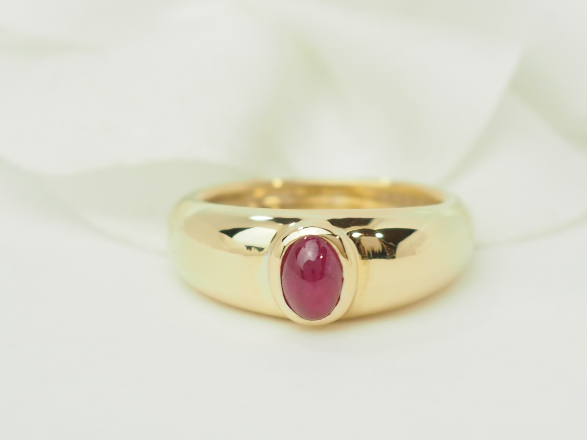 Bague jonc en or jaune et rubis en cabochon 