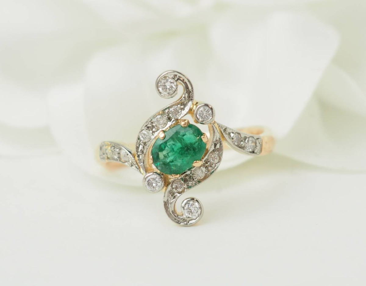 Art Nouveau Ring In Emerald Yellow Gold 0.60 Ct And Diamonds