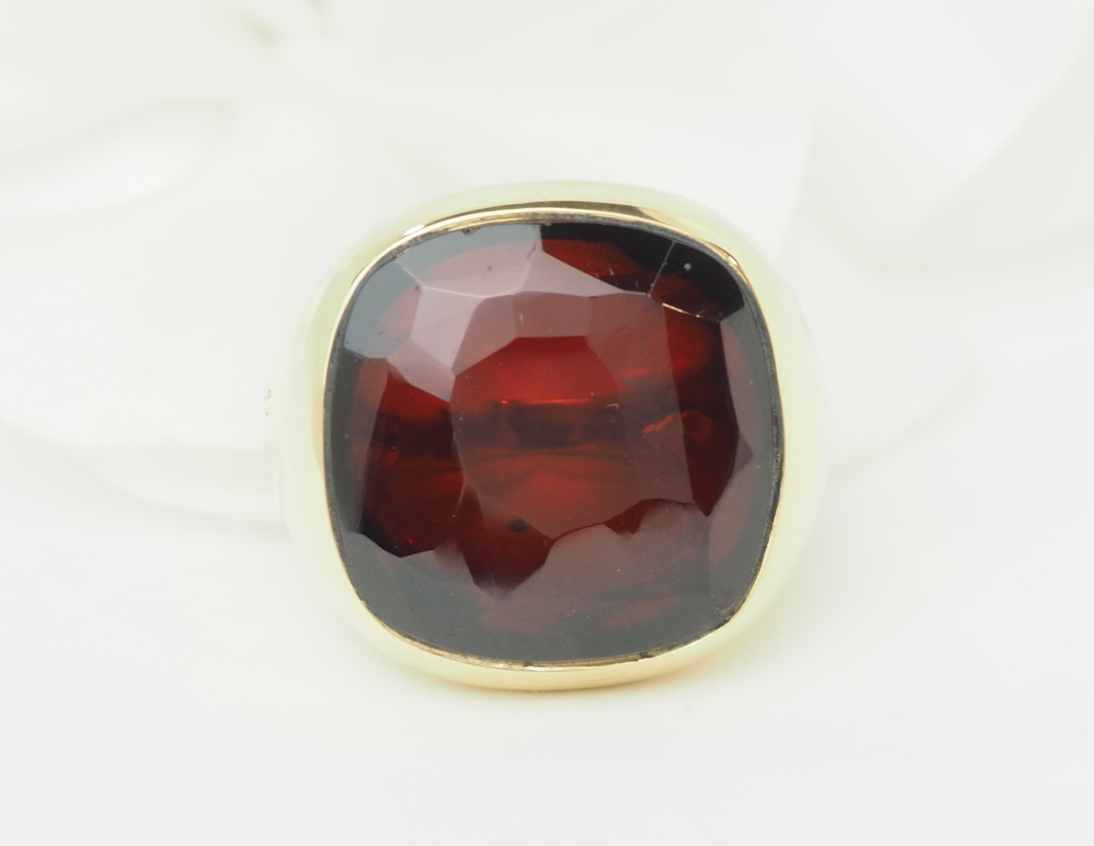 Bague Pomellato Victoria en or jaune et Grenat almandin