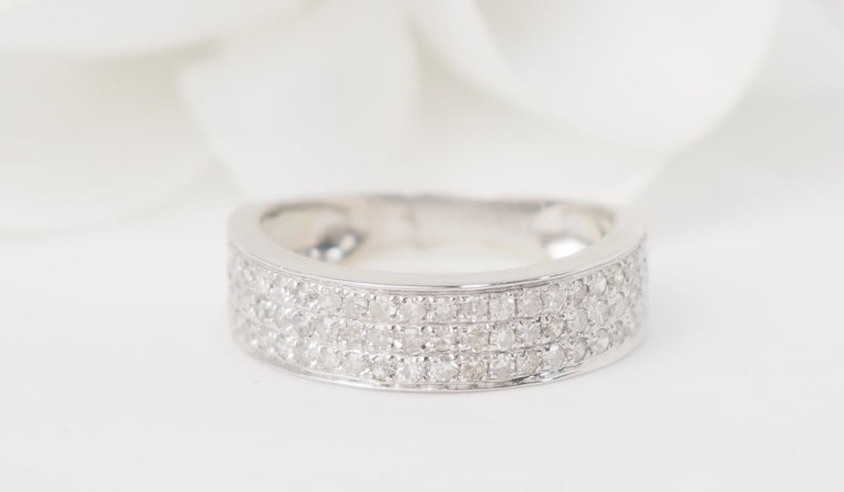 Ribbon Ring In White Gold And Diamonds