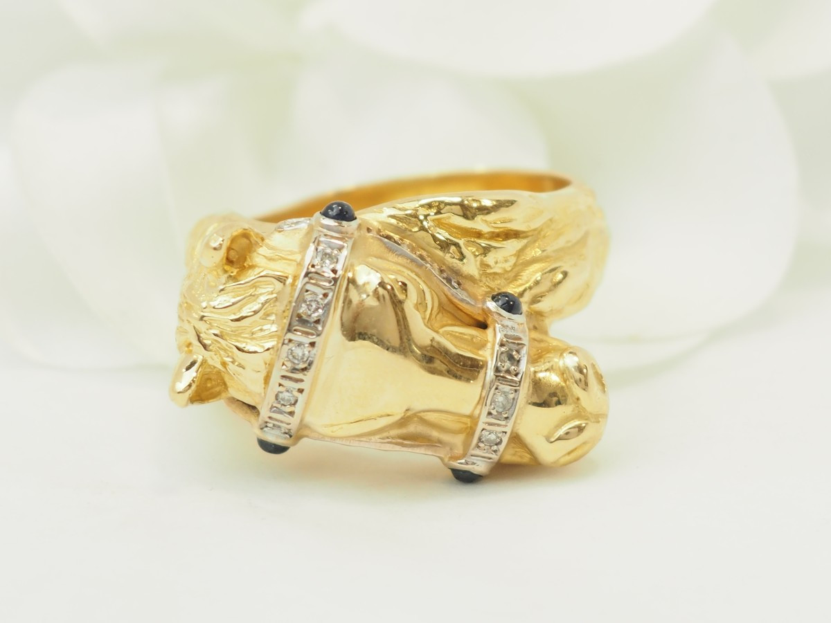 Bague cheval en or jaune 18 carats, diamants & saphirs