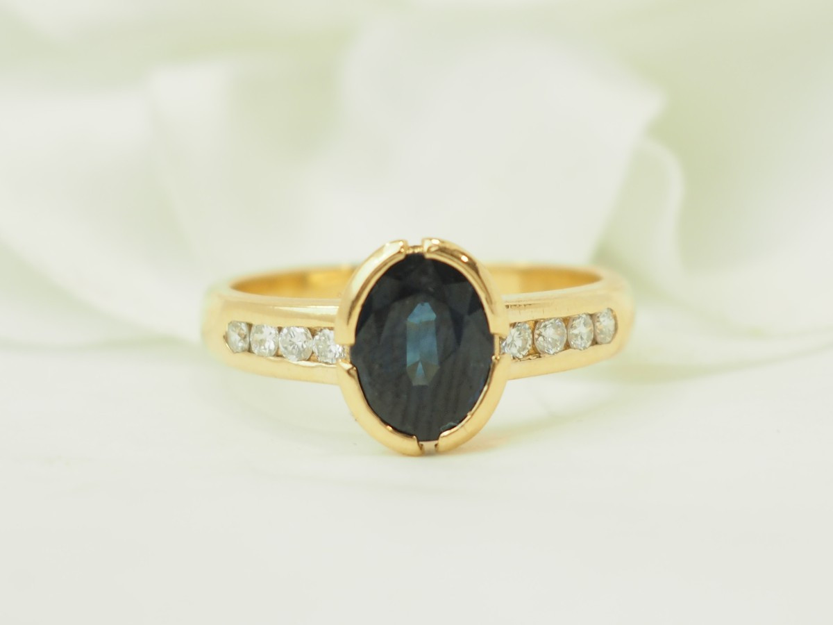Bague en or jaune 18 carats, saphir 1,60 ct & diamants