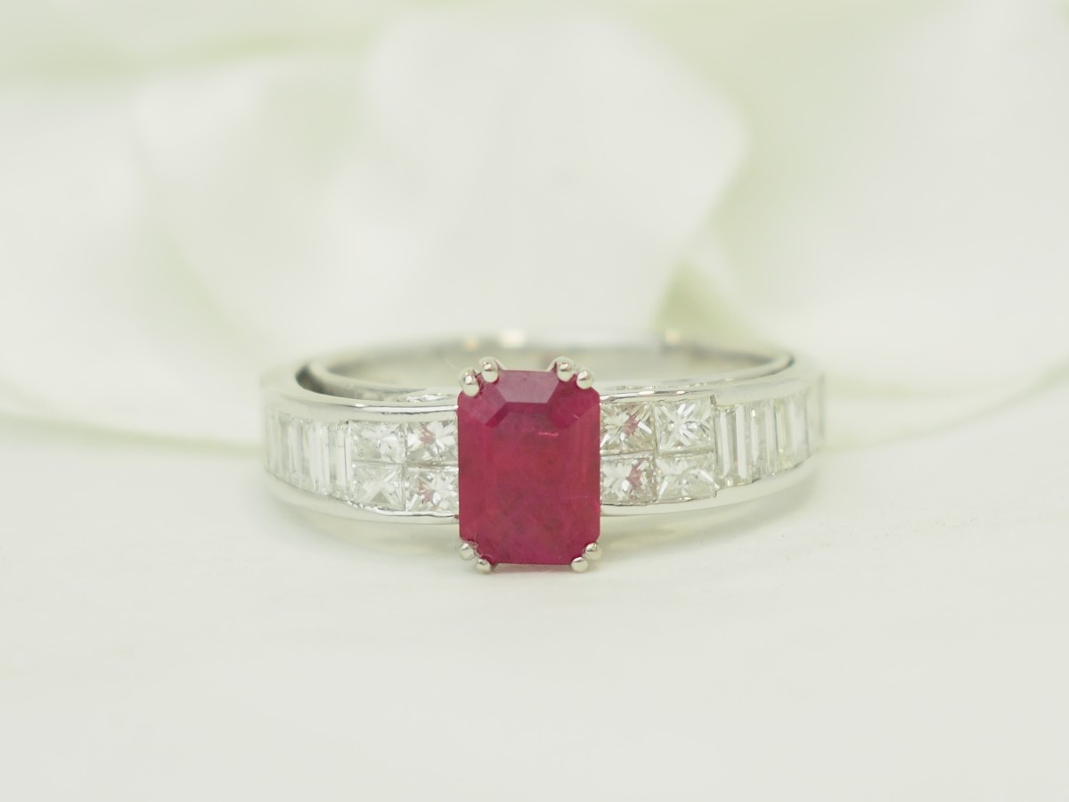 Bague en or blanc, rubis et diamants