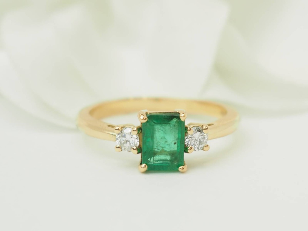 Ring Emerald 0,85ct Diamonds 18kt Yellow Gold