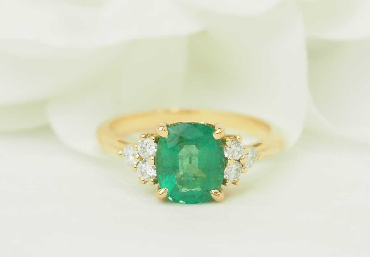 Emerald Brazil Ring 2cts Diamonds 18kt Yellow Gold
