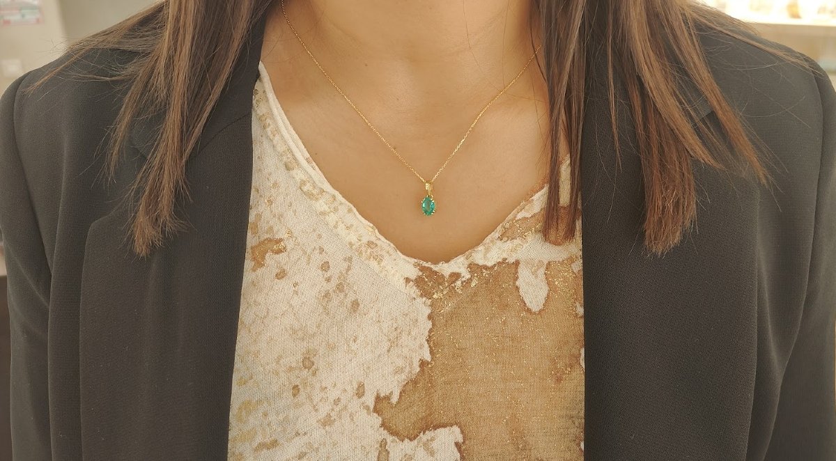 Collier solitaire émeraude ovale naturelle 1,23 carat en or jaune -photo-2