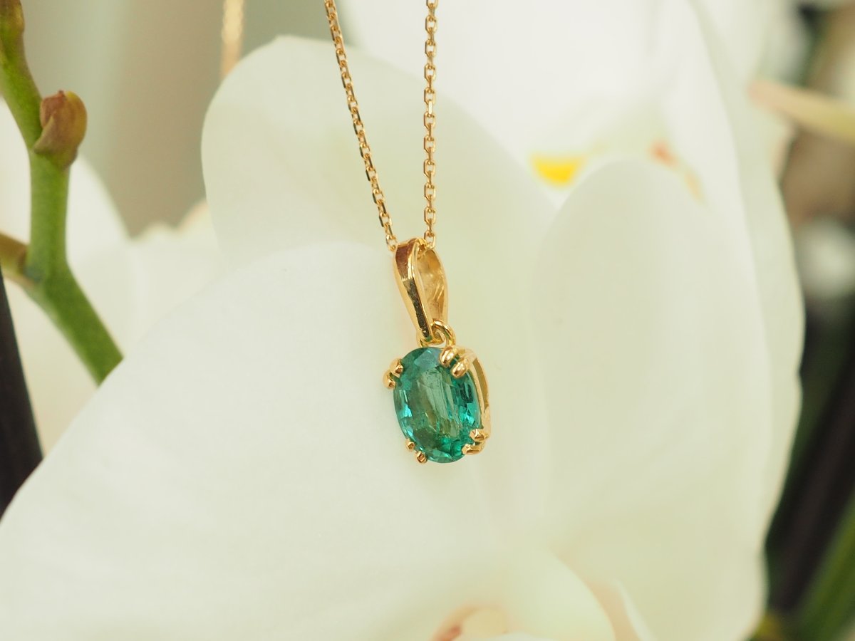 Collier solitaire émeraude ovale naturelle 1,23 carat en or jaune -photo-3