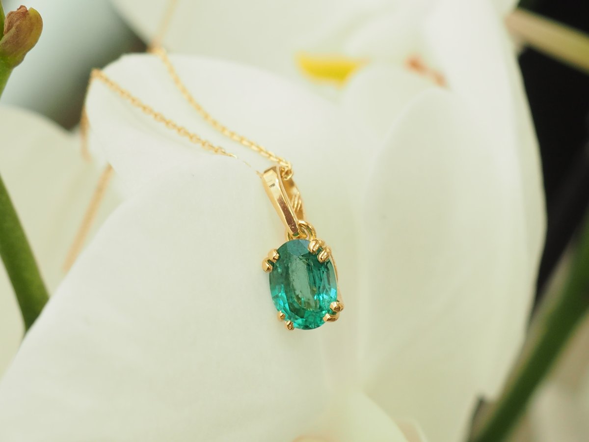 Collier solitaire émeraude ovale naturelle 1,23 carat en or jaune -photo-4