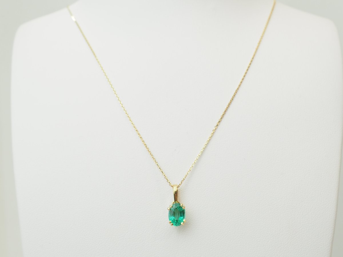 Collier solitaire émeraude ovale naturelle 1,23 carat en or jaune 