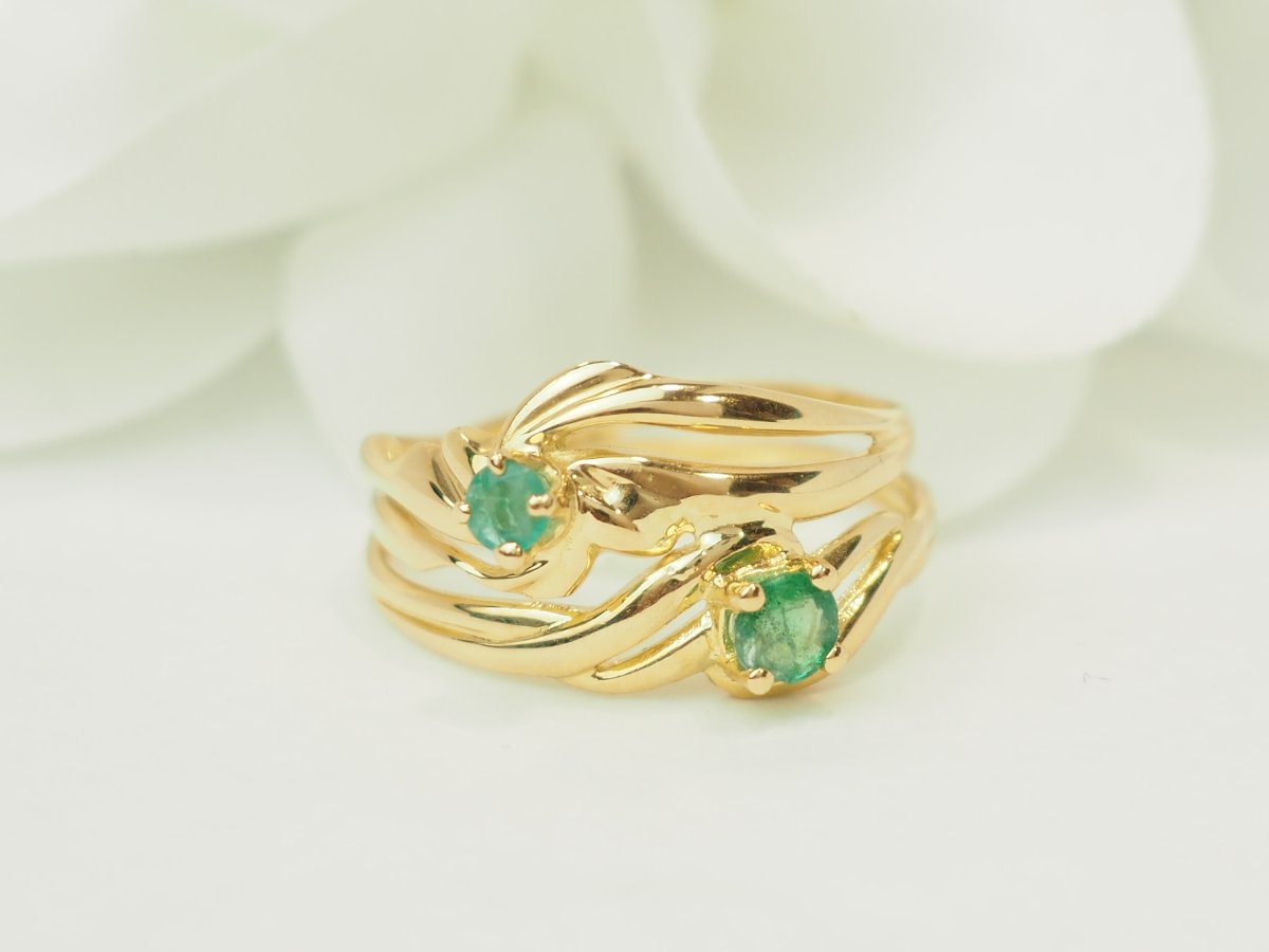 Bague vintage en or jaune 18 carats sertie de deux émeraudes naturelles 