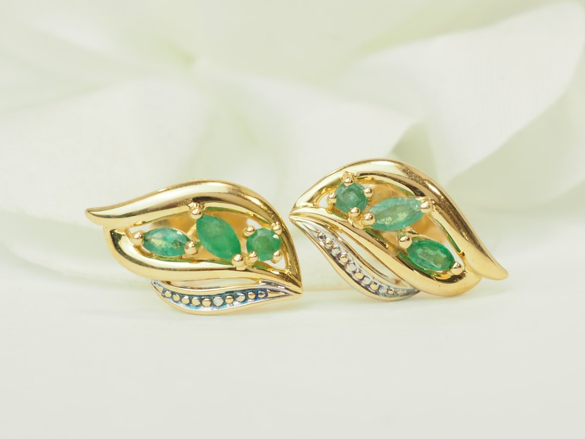 Boucles d'oreilles vintage en or jaune 18 carats et émeraudes naturelles