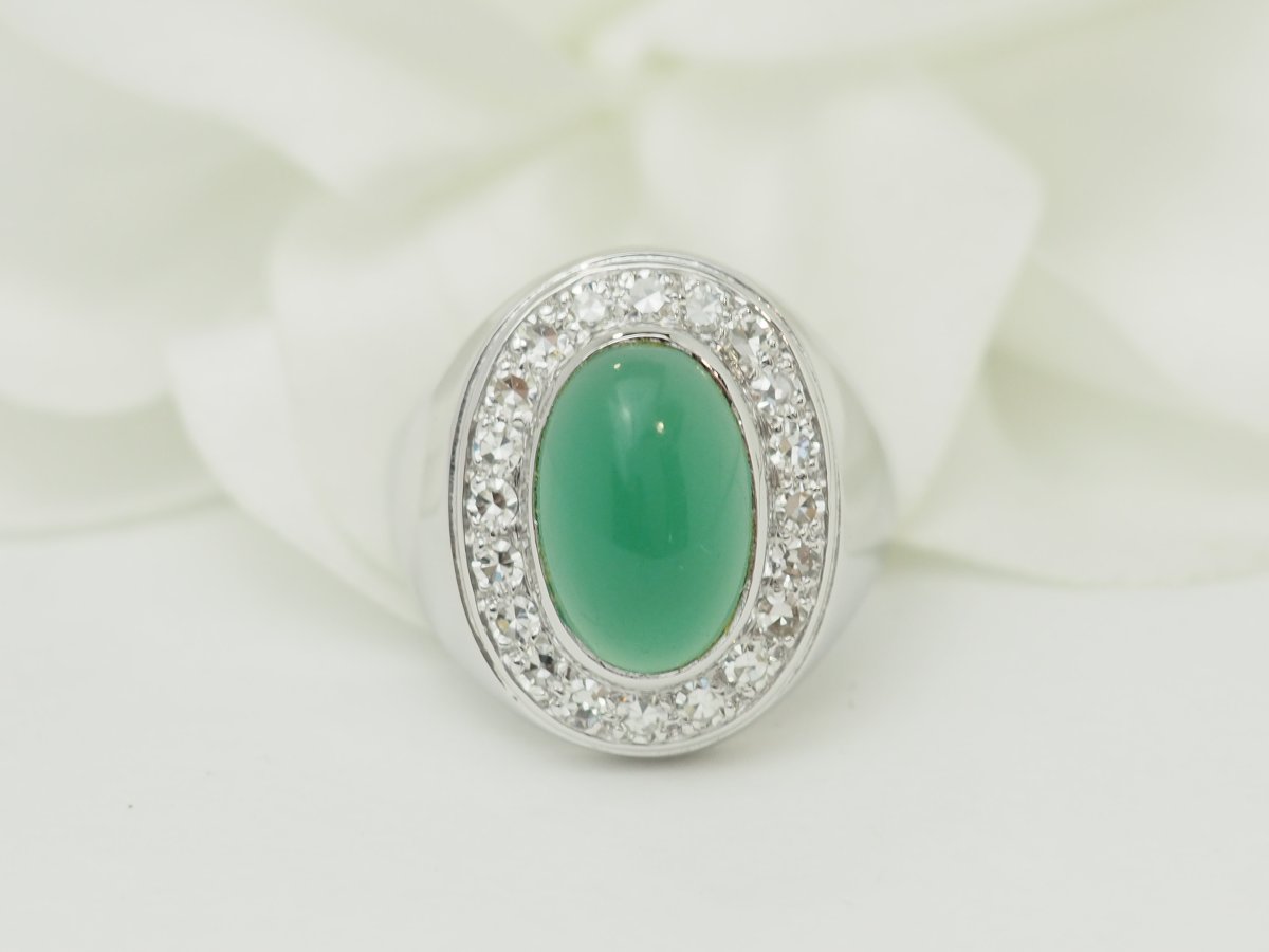 Bague chevalière ancienne en or blanc, agate verte et diamants
