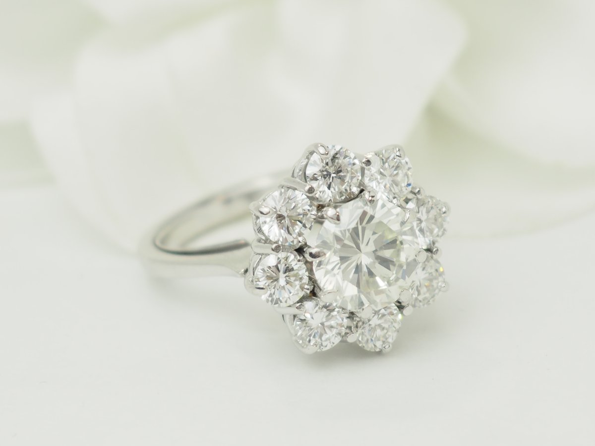 Vintage Daisy Ring In White Gold And Diamonds – 1.80-carat Center Diamond-photo-2