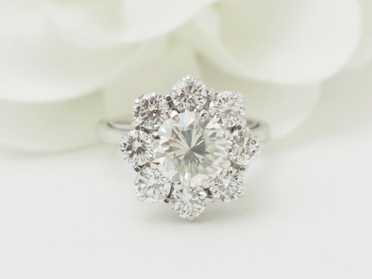 Vintage Daisy Ring In White Gold And Diamonds – 1.80-carat Center Diamond-photo-4