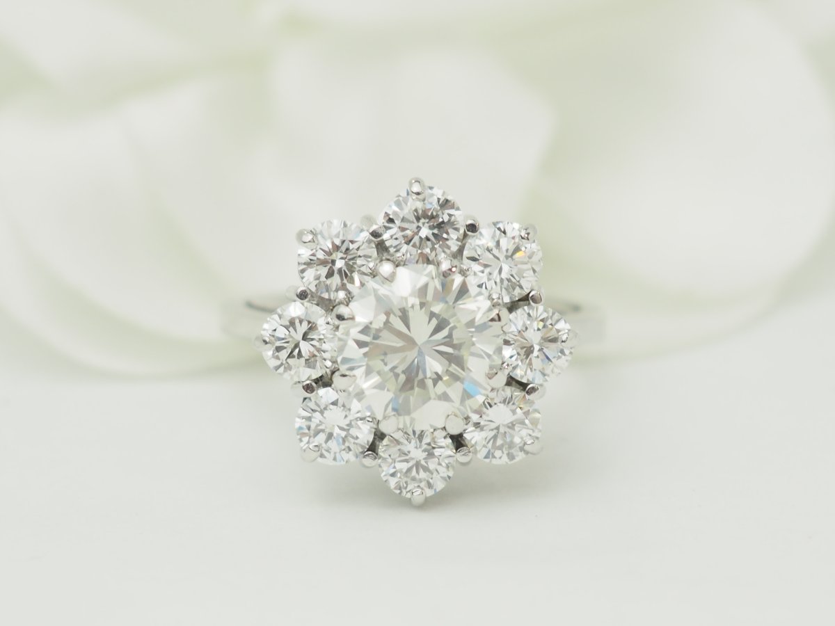 Vintage Daisy Ring In White Gold And Diamonds – 1.80-carat Center Diamond-photo-5
