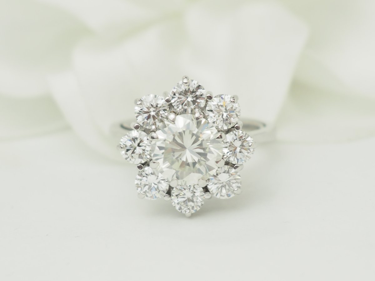 Vintage Daisy Ring In White Gold And Diamonds – 1.80-carat Center Diamond