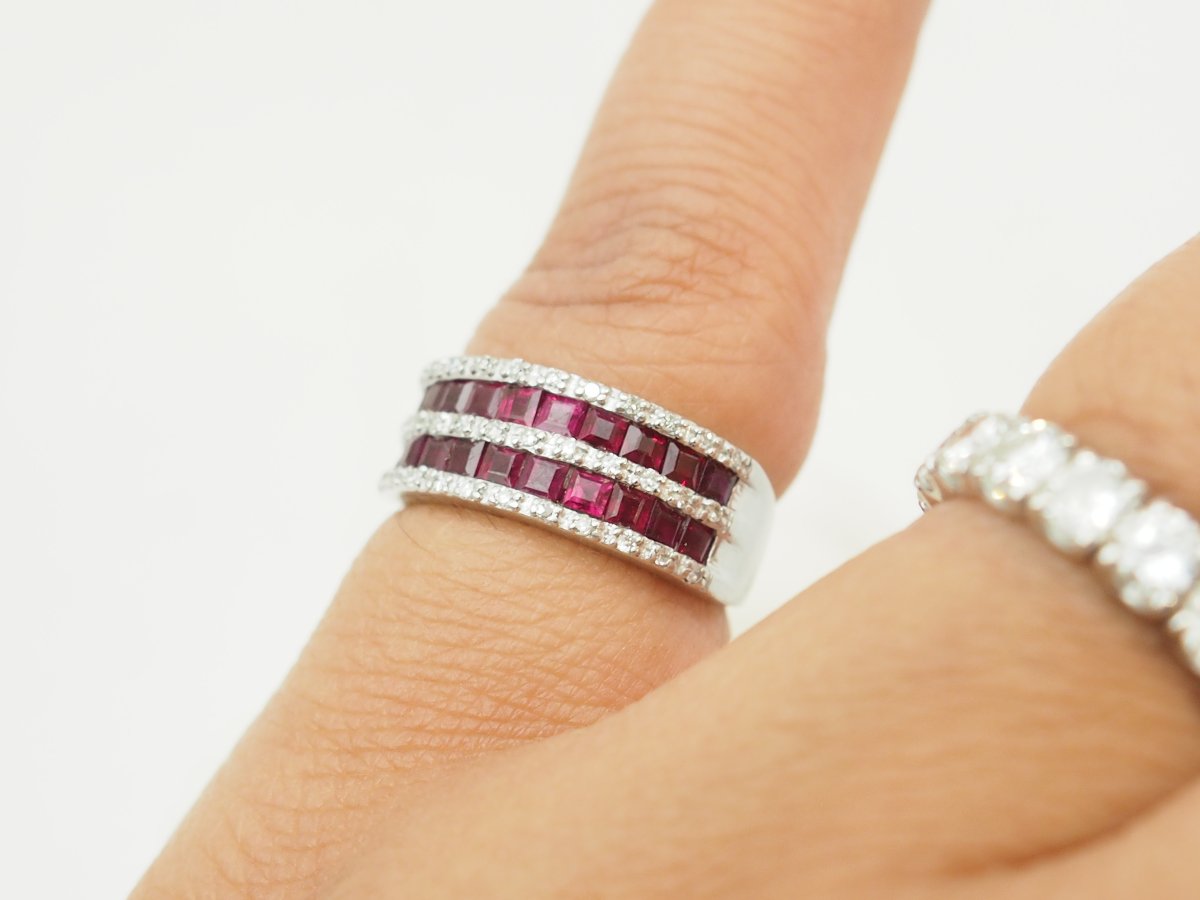 Bague en or blanc sertie de rubis calibrés et diamants naturels -photo-2