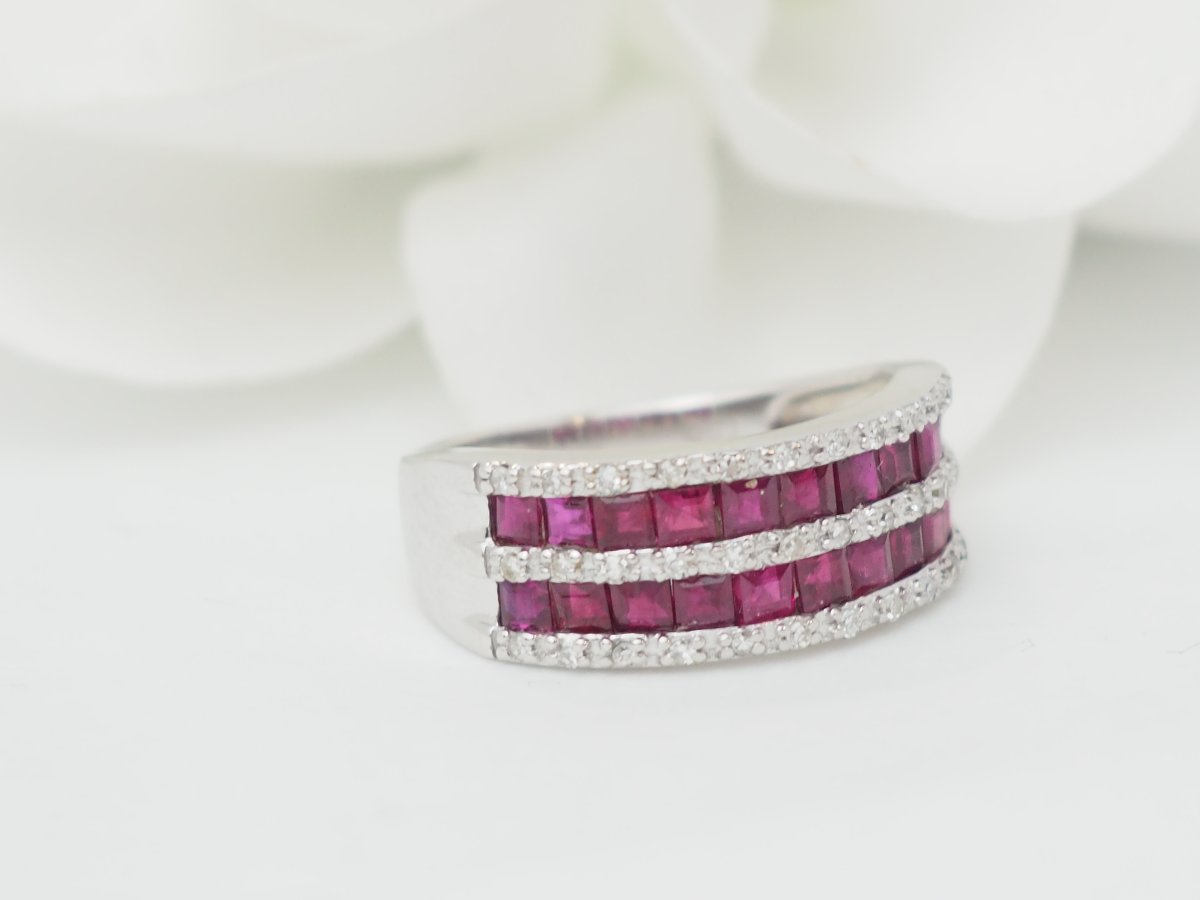 Bague en or blanc sertie de rubis calibrés et diamants naturels -photo-3