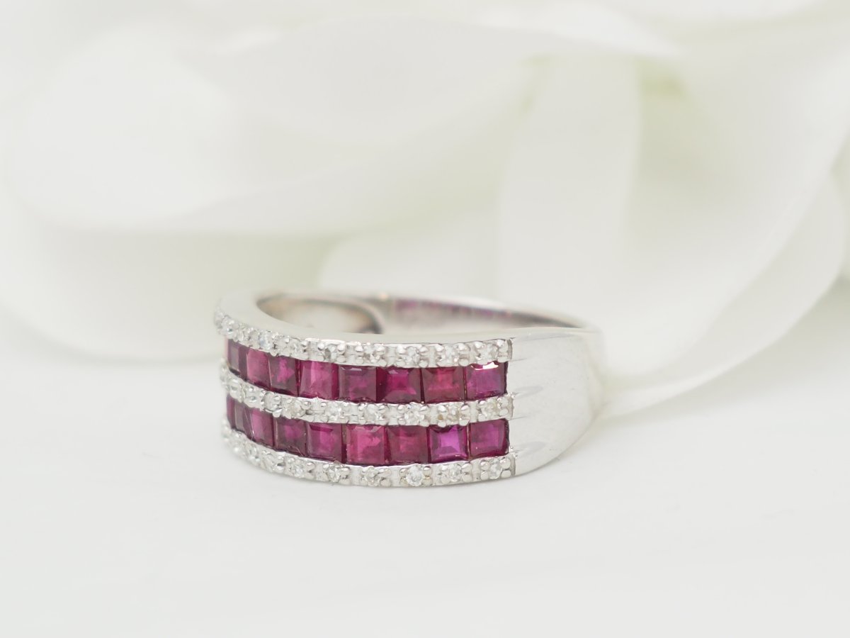 Bague en or blanc sertie de rubis calibrés et diamants naturels -photo-4