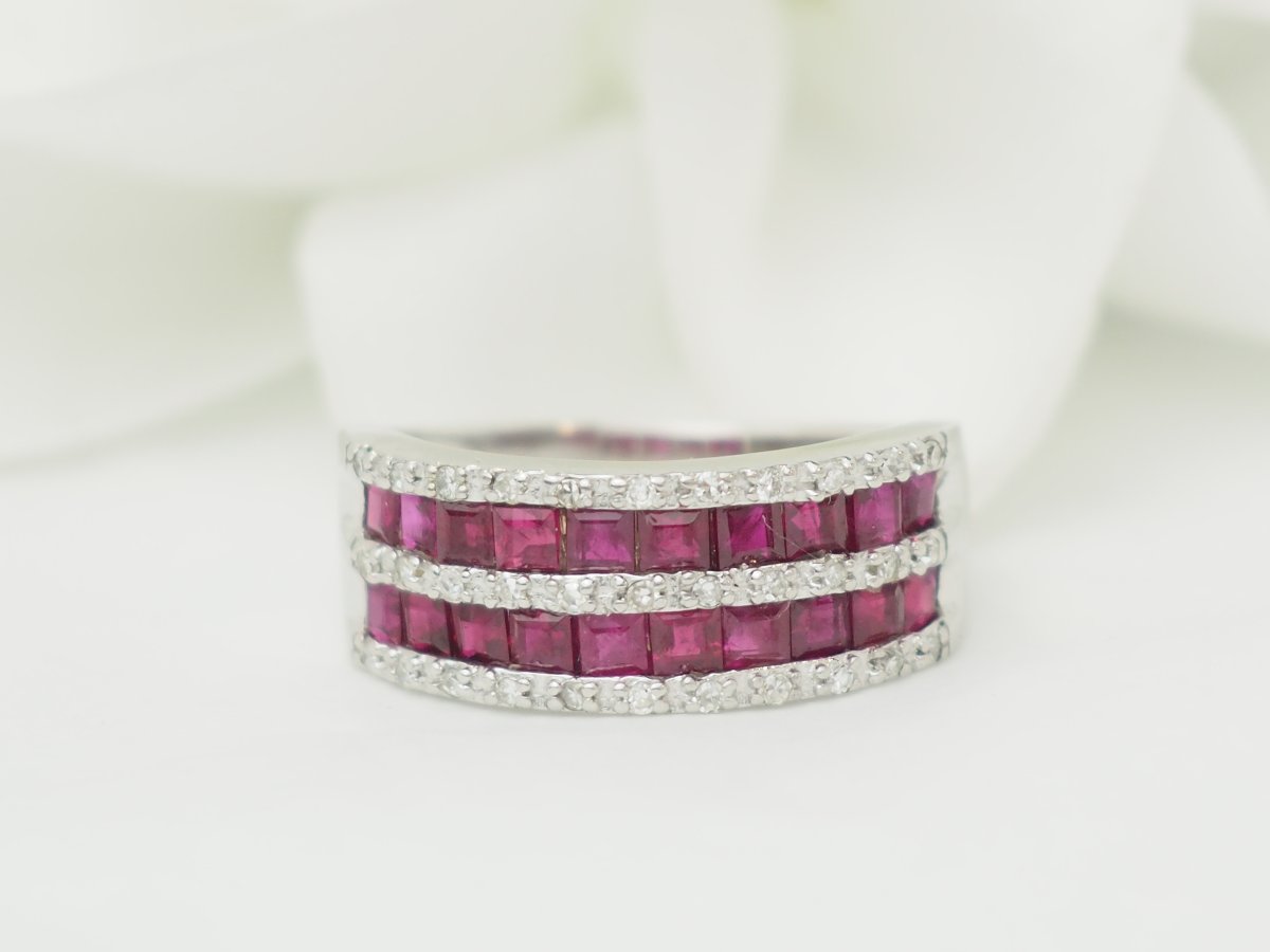 Bague en or blanc sertie de rubis calibrés et diamants naturels -photo-1