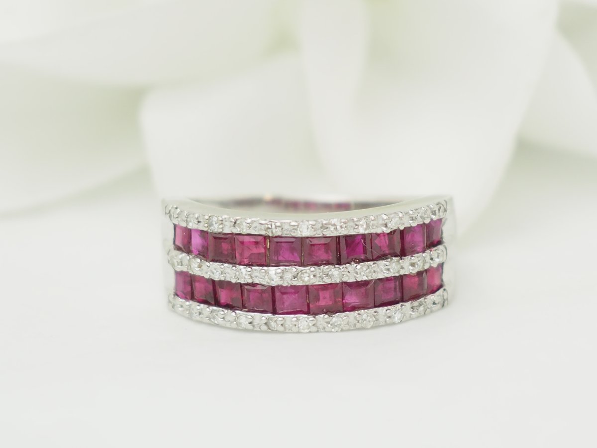 Bague en or blanc sertie de rubis calibrés et diamants naturels -photo-3