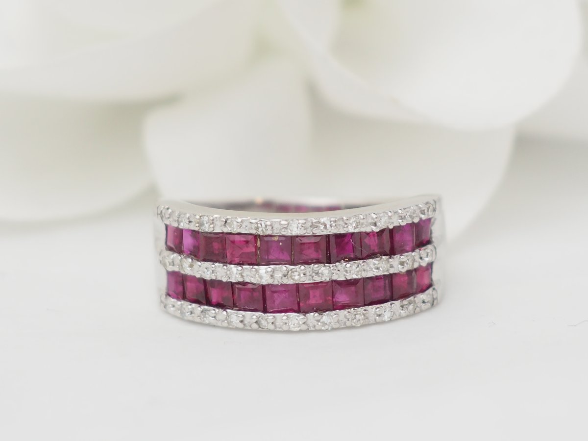 Bague en or blanc sertie de rubis calibrés et diamants naturels 