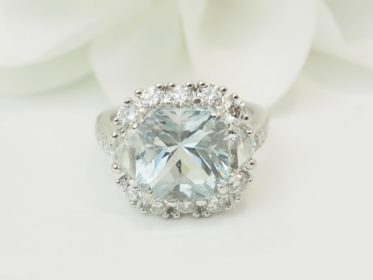 Bague entourage en or blanc aigue-marine naturelle non traitée 6 cts diamants E VS1 