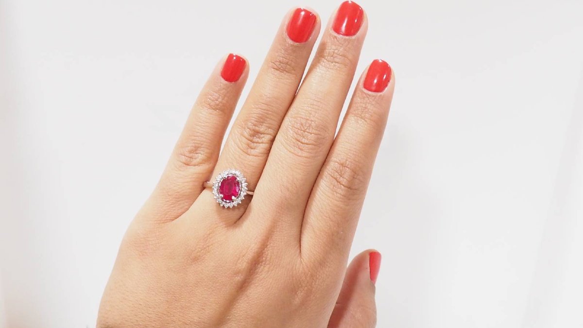 Bague entourage en or blanc, rubis 2,50ct et diamants-photo-2