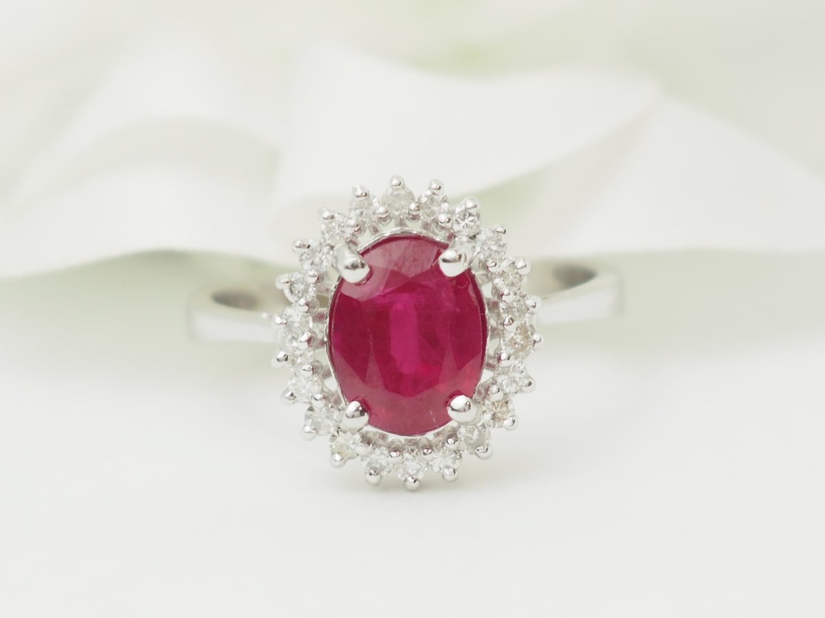 Bague entourage en or blanc, rubis 2,50ct et diamants