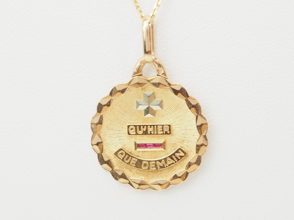Pendentif Augis "Plus qu'hier, moins que demain" en or jaune-photo-2