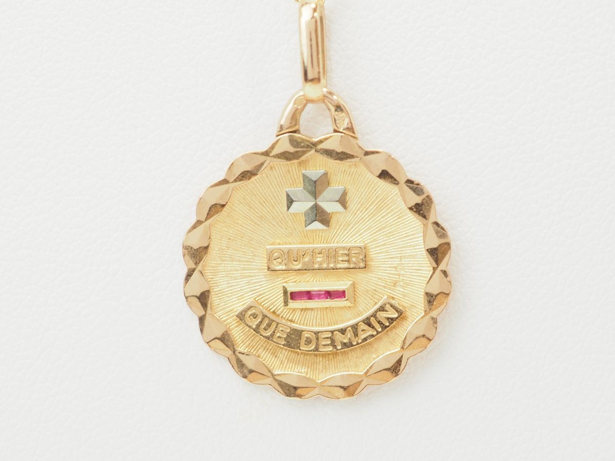 Pendentif Augis "Plus qu'hier, moins que demain" en or jaune-photo-3