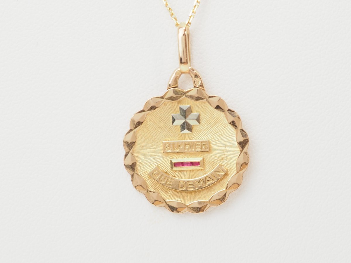 Pendentif Augis "Plus qu'hier, moins que demain" en or jaune-photo-3