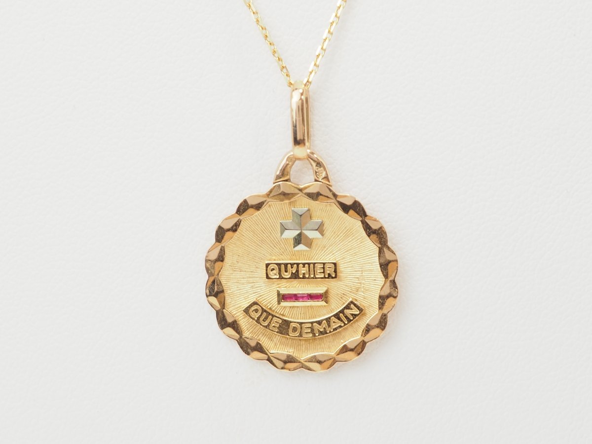 Pendentif Augis "Plus qu'hier, moins que demain" en or jaune