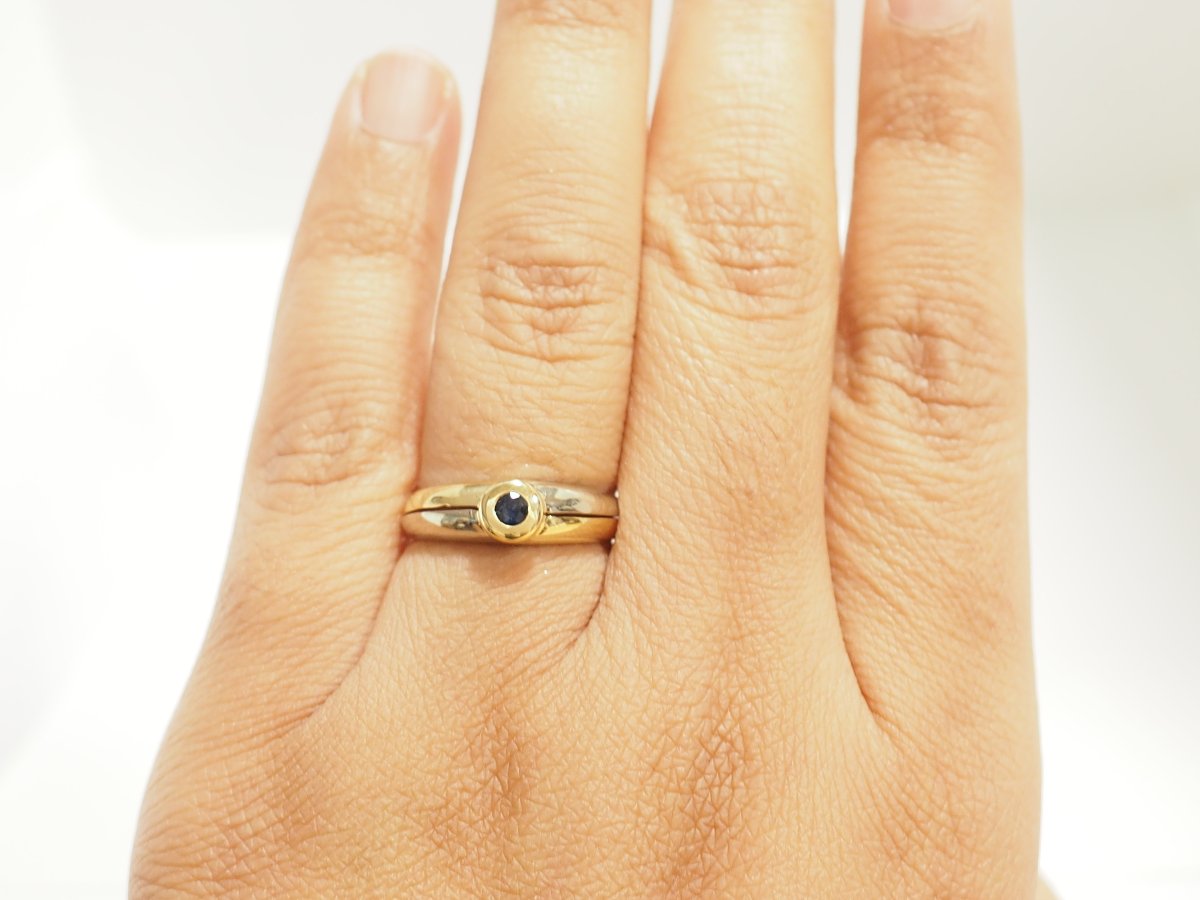 Bague deux ors 750 saphir 0,10 ct serti clos-photo-2