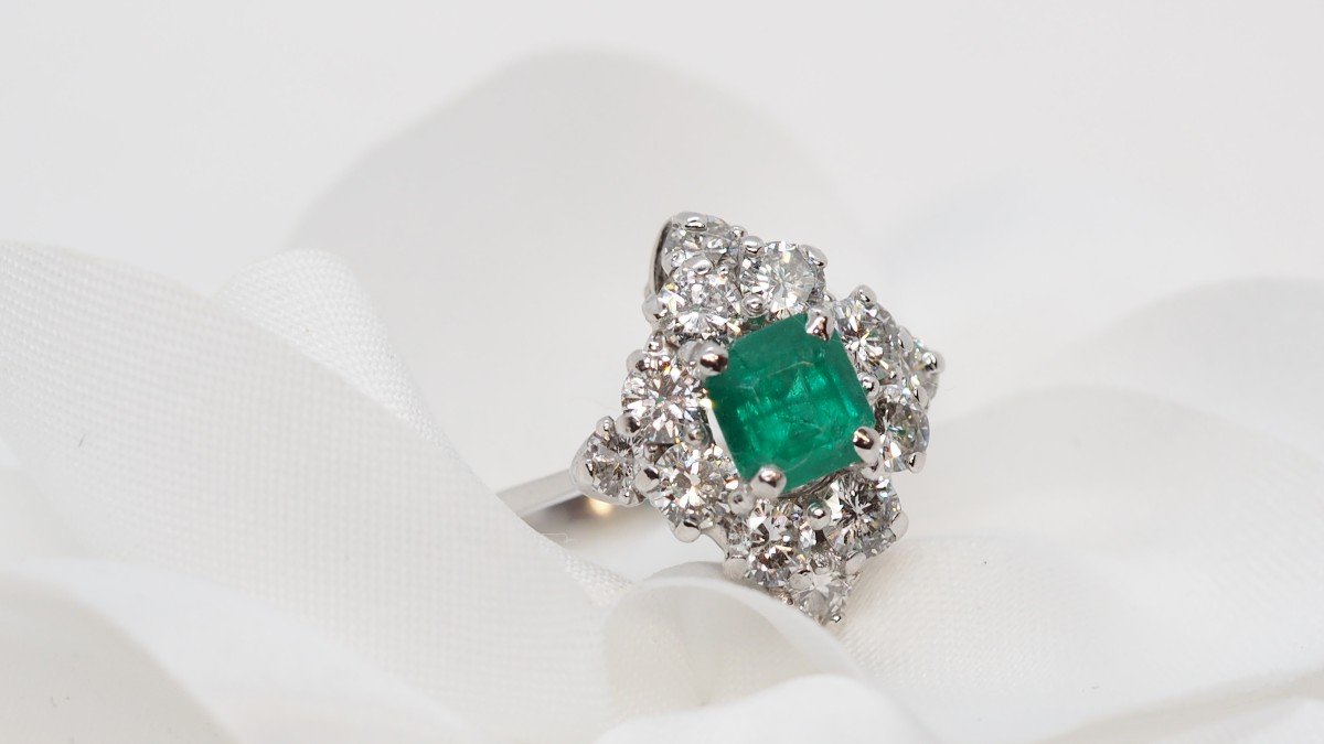 Losangique Ring In White Gold, Emerald And Diamonds-photo-3