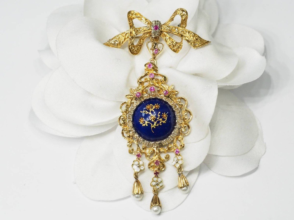 Broche pendentif en or jaune, rubis et perles