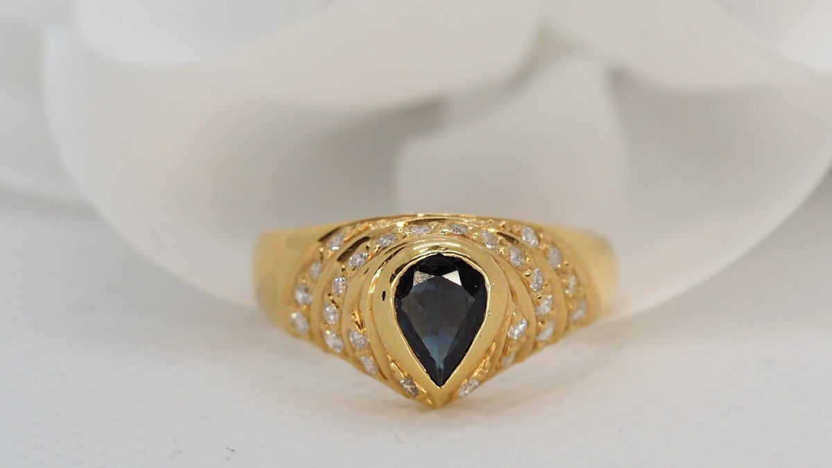 Bague En Or Jaune Sertie d'Un Saphir En Poire Et Diamants -photo-2