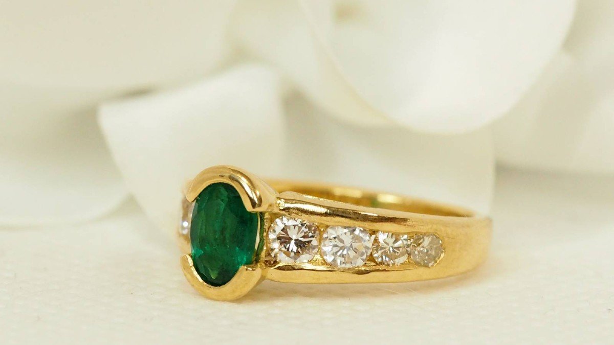 Ring In Yellow Gold, Oval Emerald And Diamonds-photo-2
