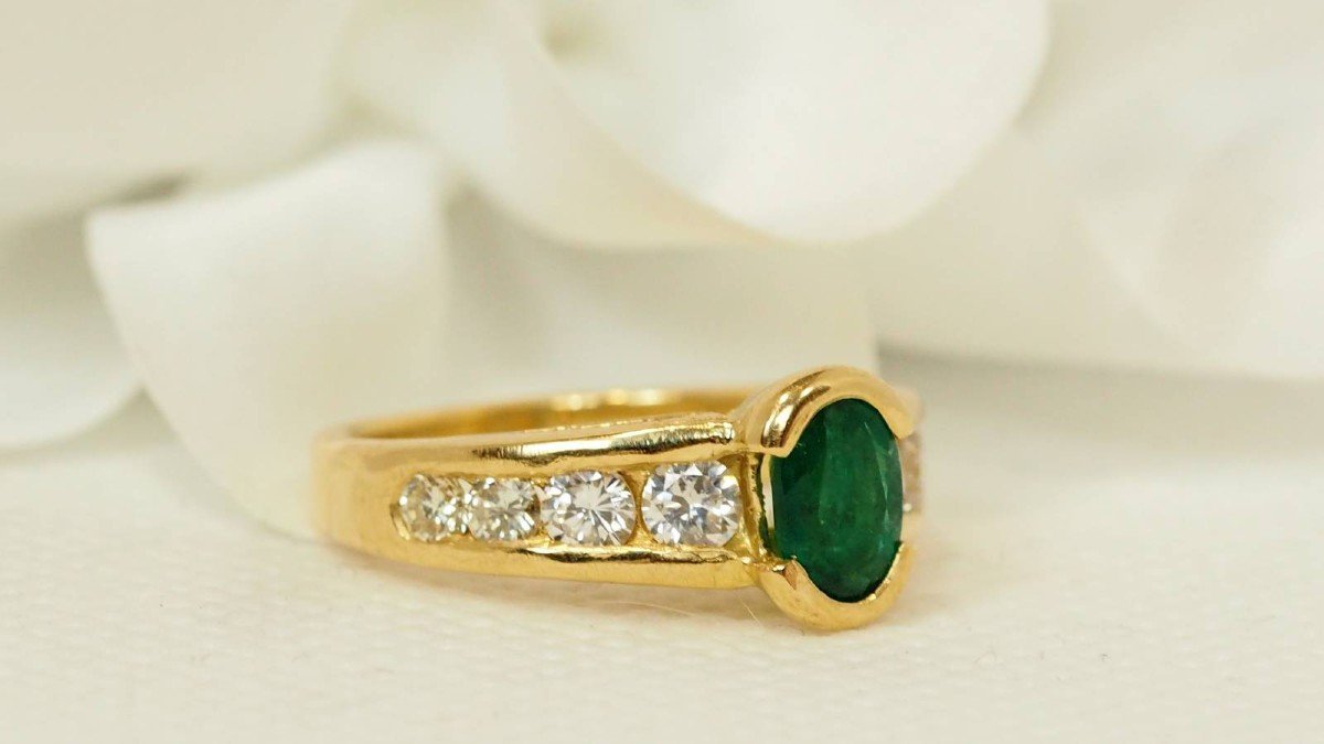 Ring In Yellow Gold, Oval Emerald And Diamonds-photo-3
