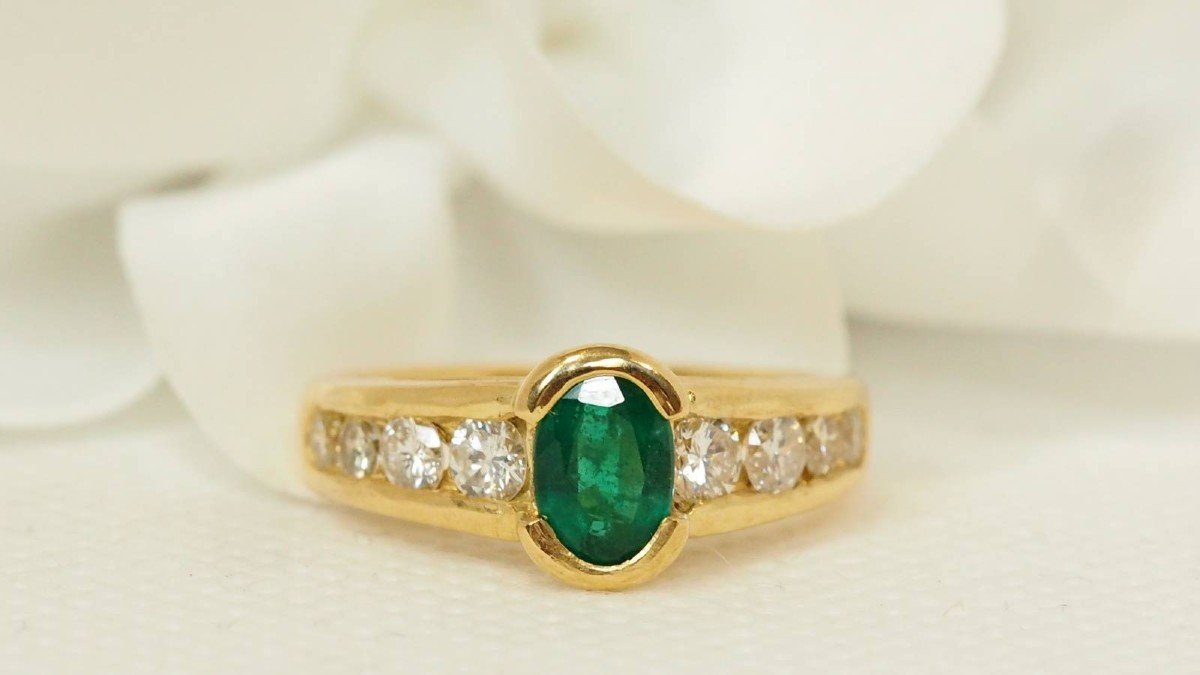 Ring In Yellow Gold, Oval Emerald And Diamonds-photo-4