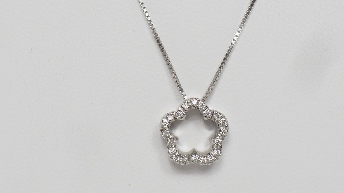 Necklace In White Gold And Diamonds-photo-2