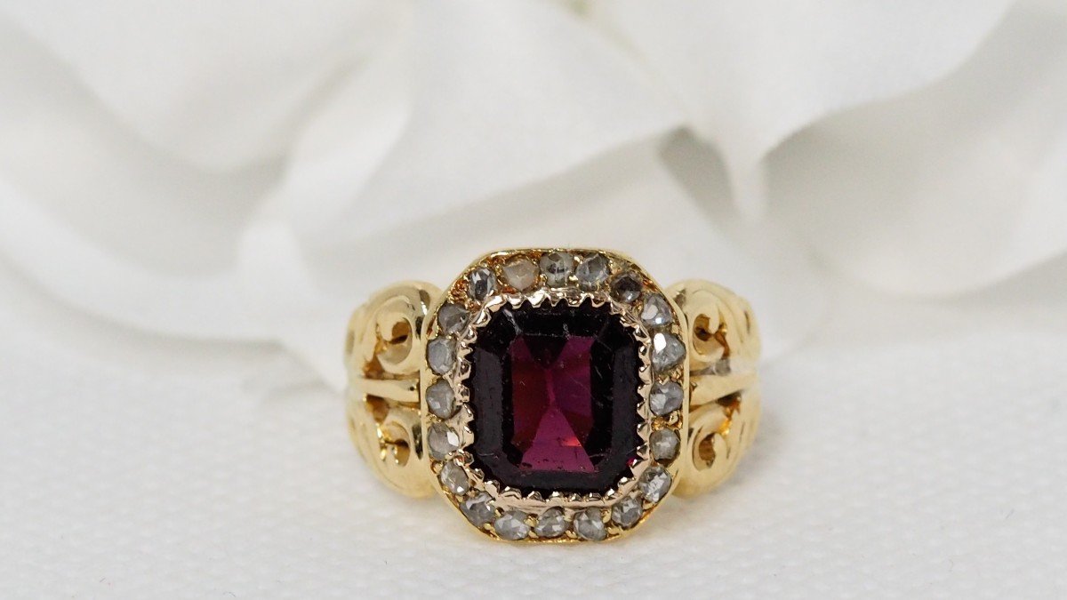 Ring In Yellow Gold, Garnet  And Rose Cut Diamonds-photo-2