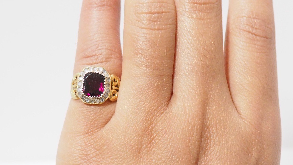 Ring In Yellow Gold, Garnet  And Rose Cut Diamonds-photo-4