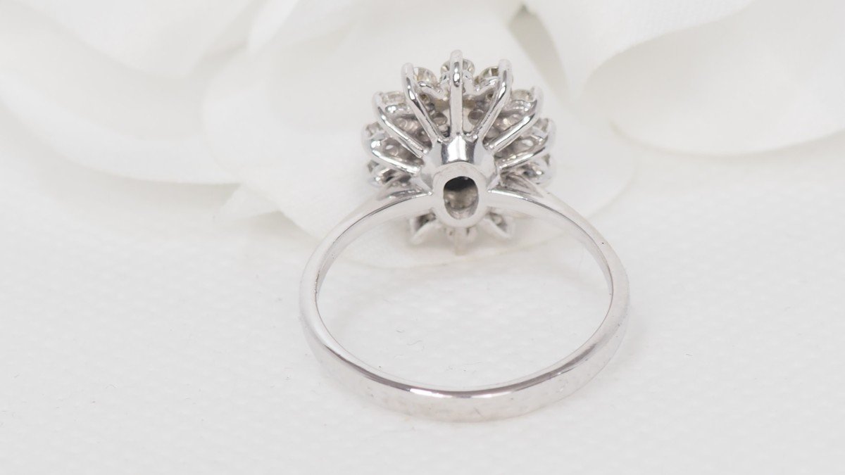 Bague Marguerite En Or Blanc, Saphir Ovale Et Diamants-photo-1