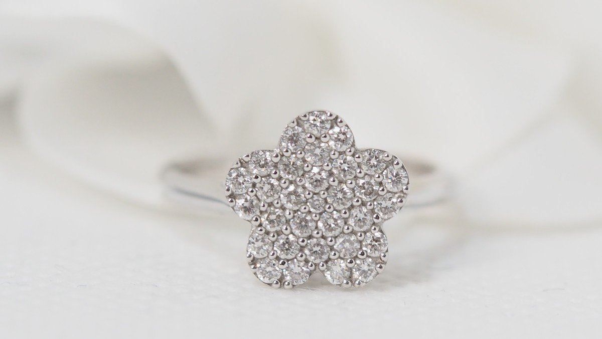 Flower Ring In White Gold And Diamonds-photo-2