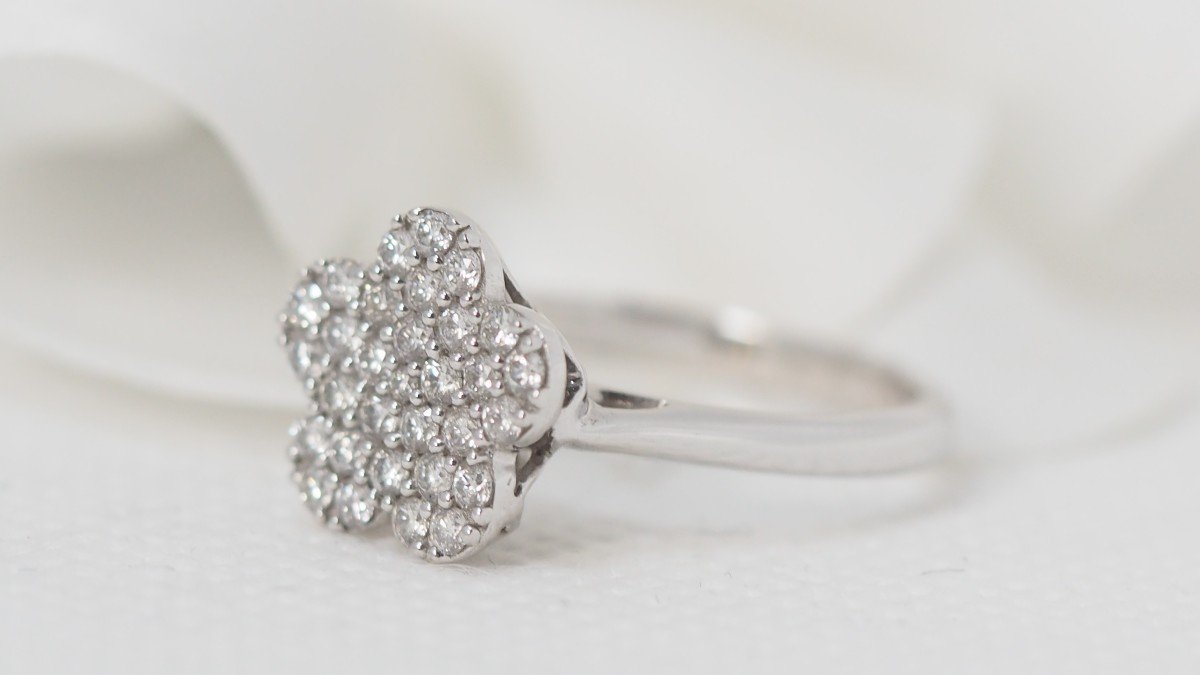 Flower Ring In White Gold And Diamonds-photo-3