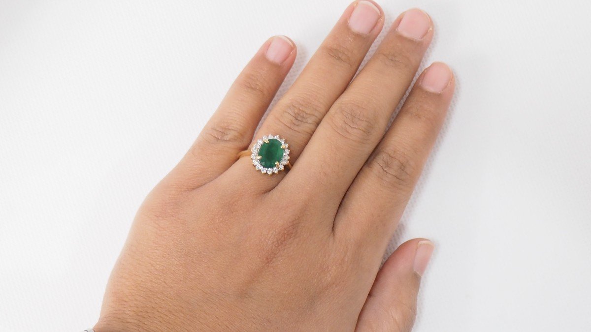 Entourage Ring In Yellow Gold Emerald And Diamonds-photo-4