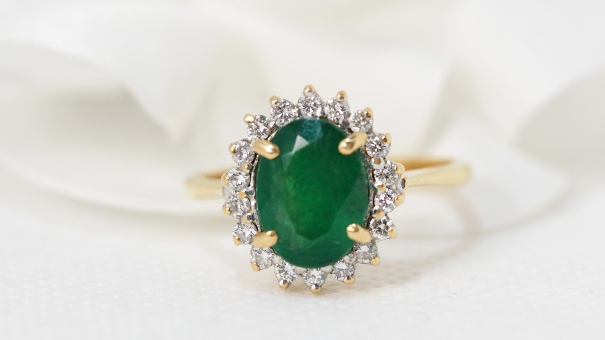 Entourage Ring In Yellow Gold Emerald And Diamonds