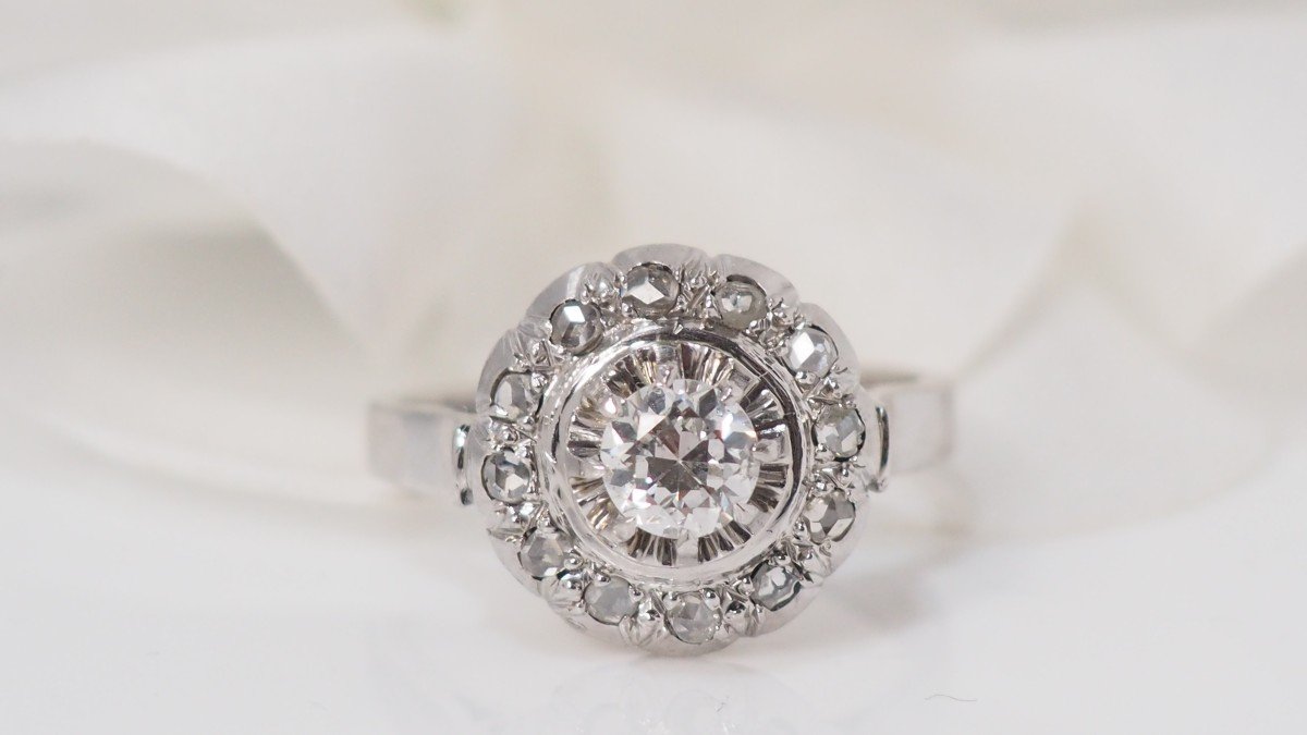 Marguerite Ring In White Gold And Platinum Set With Diamonds-photo-5